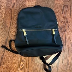 MICHAEL KORS Polly MD Slim Zip Backpack